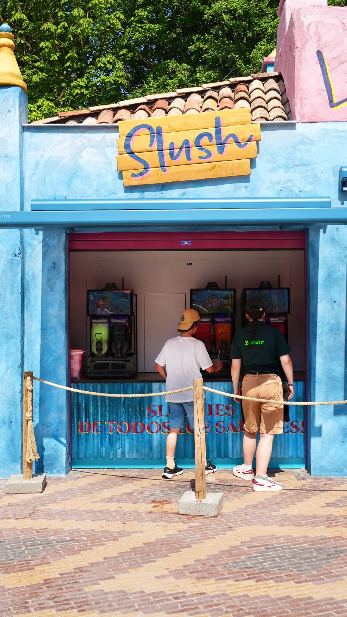 Medewerker helpt een bezoeker met het vullen van haar slush in La Piñata.
