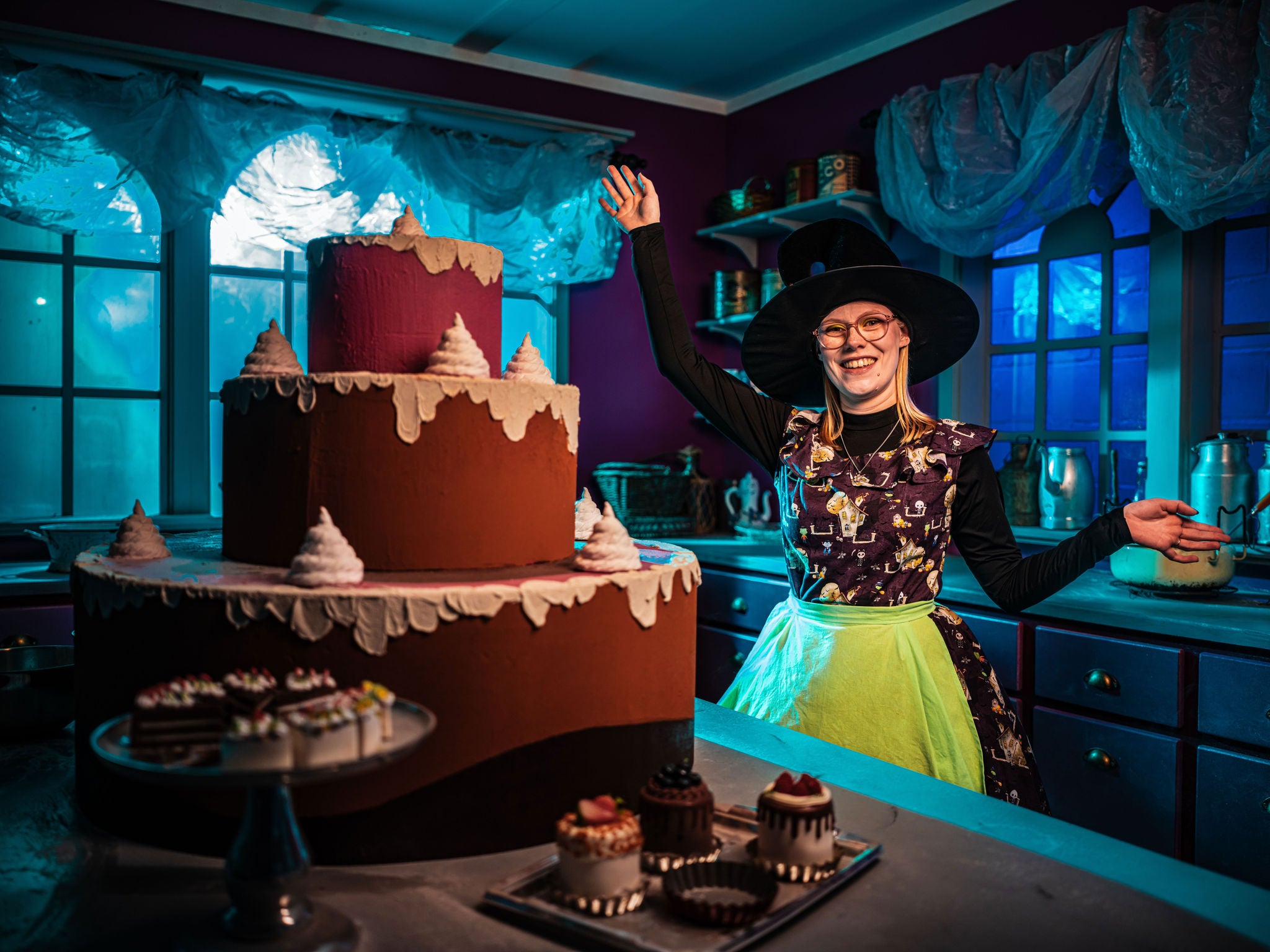 Mama Sally bakt een taart in de keuken van Spooky Birthday.