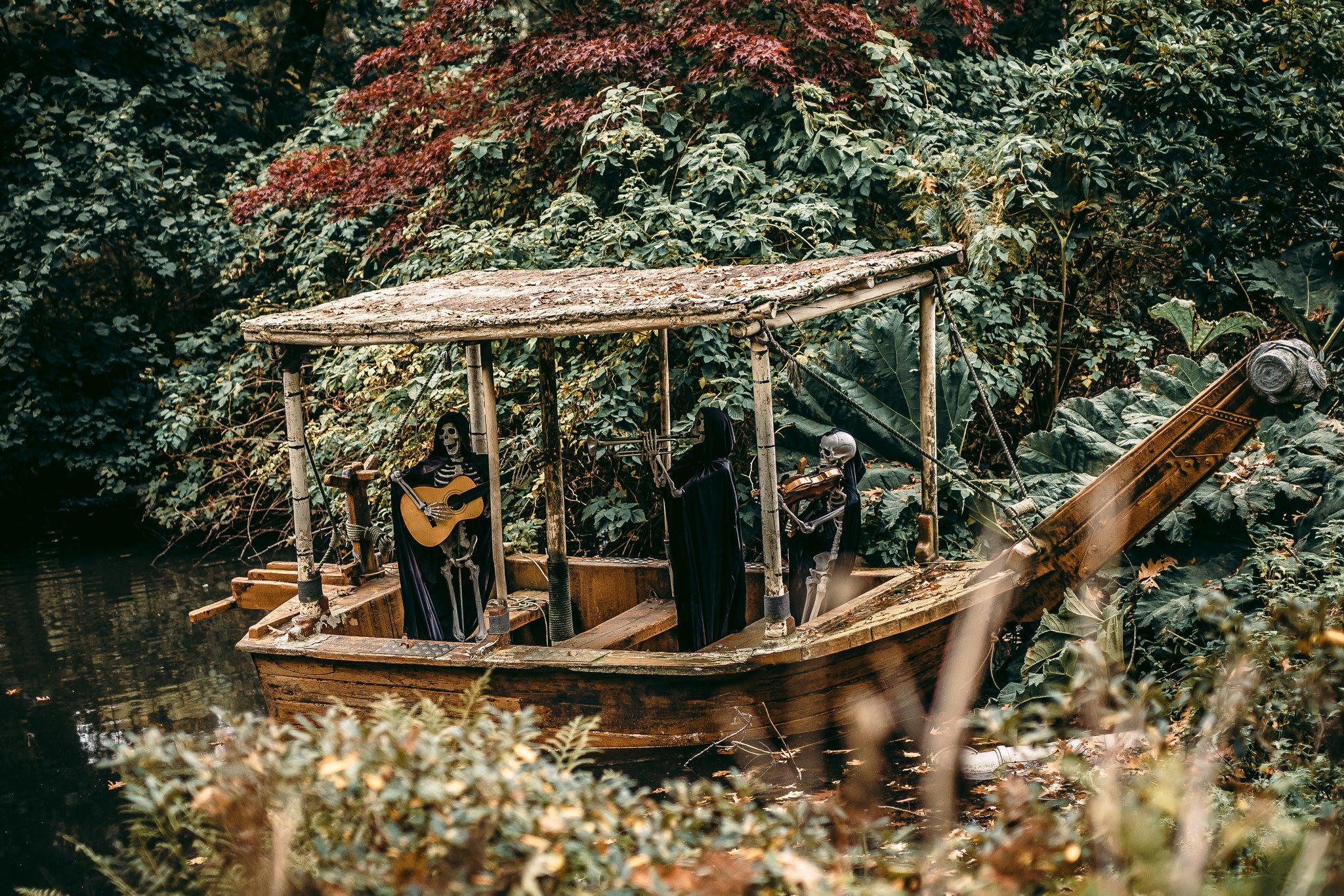 halloweendecoratie-skeletten-romantisch-orkest-boot.jpg Skeletten vormen een romantisch orkest in een boot als halloweendecoratie.