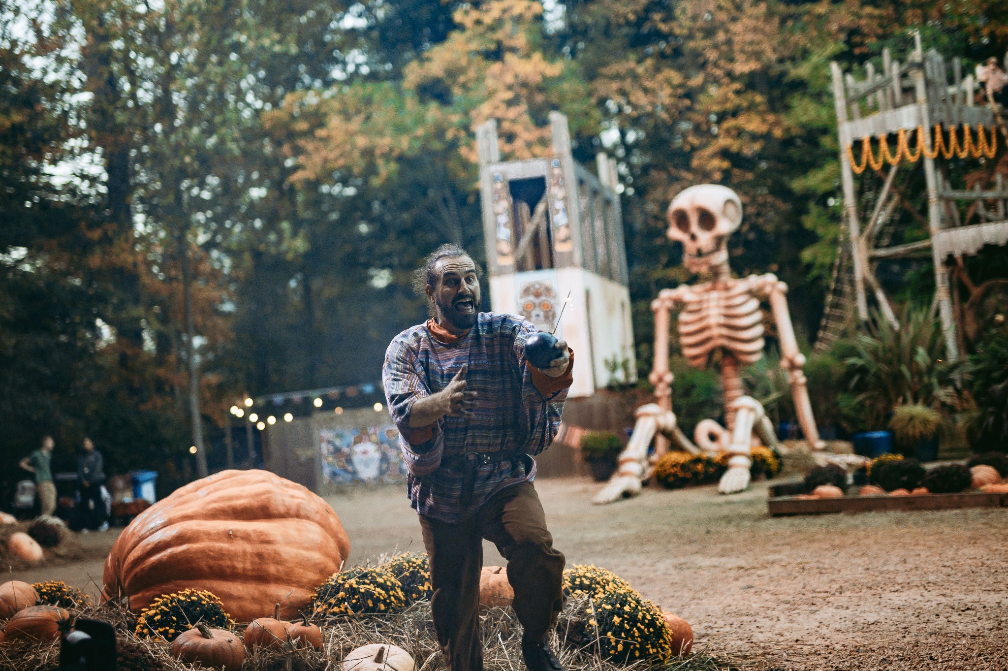 Verschrikte bewoner loopt met een bom rond tijdens El Portal De Los Muertos.