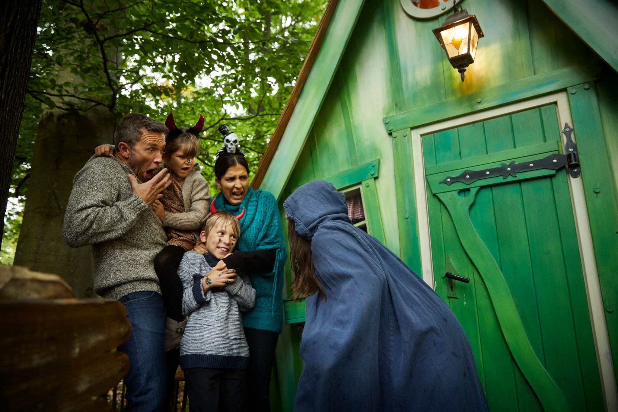 Heks benadert een gezin voor een huisje in Freaky Forest.