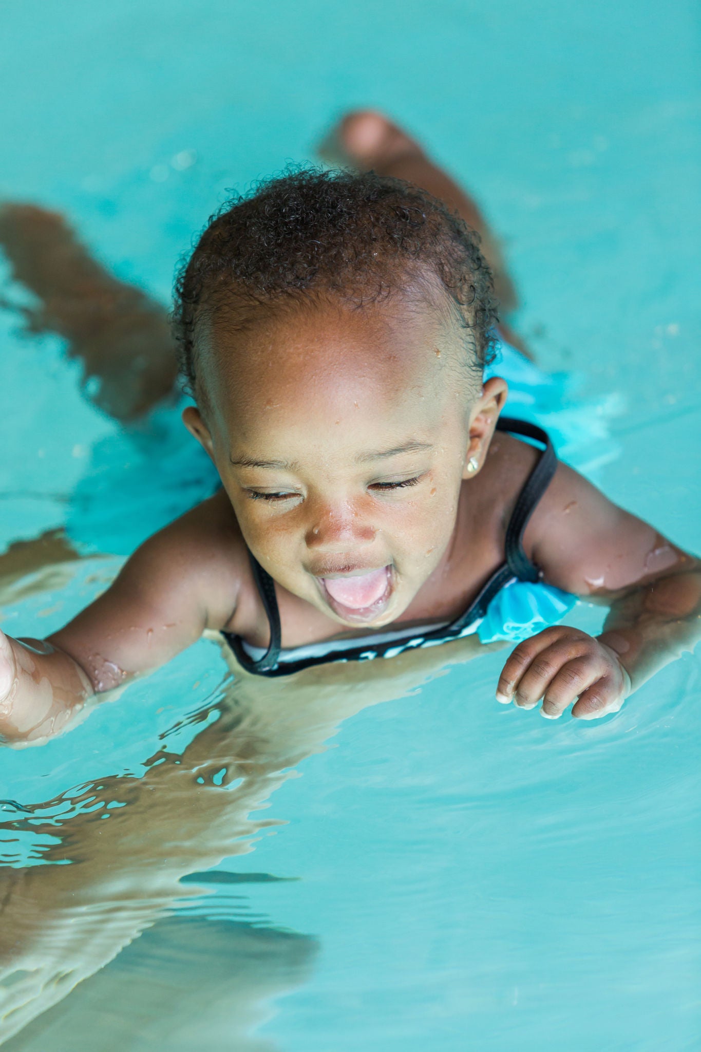 Baby went aan het water tijdens het Babyzwemmen.