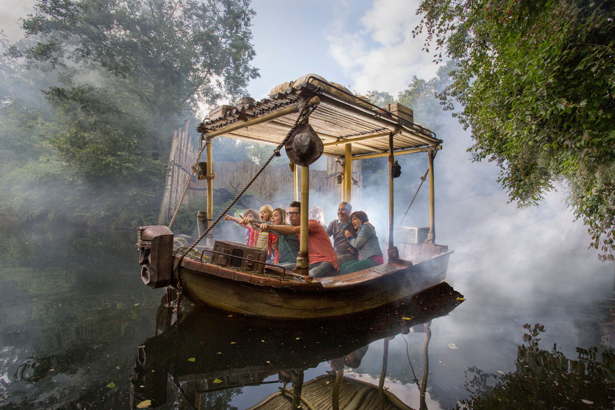 Familie vaart met een boot door Jungle Mission en doet een ontdekking.